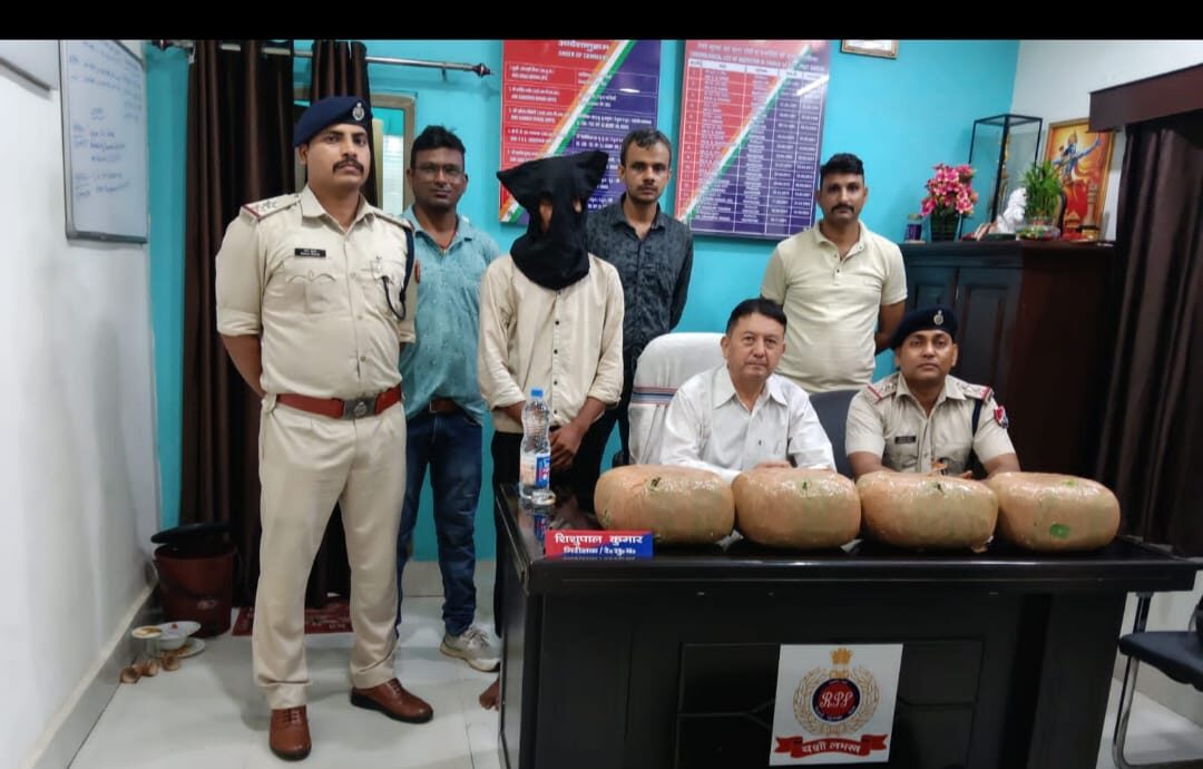 ऑपरेशन नारकोस: रांची रेलवे स्टेशन से 12 किलो गांजा बरामद, युवा तस्कर गिरफ्तार
