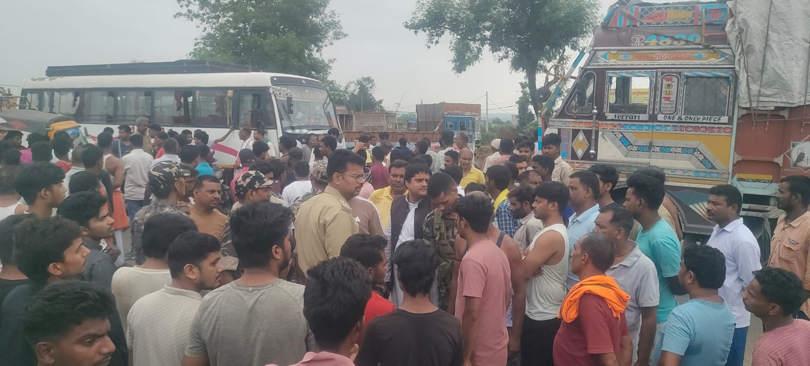 बिना मुआवजा मकान ढहाने पहुंची टीम, पलामू में जमकर बवाल