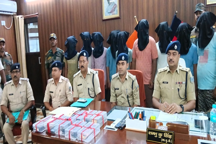 जामताड़ा में झाड़ियों से चल रहा था साइबर ठगी का खेल, पुलिस की सर्जिकल स्ट्राइक में 9 शातिर दबोचे गए