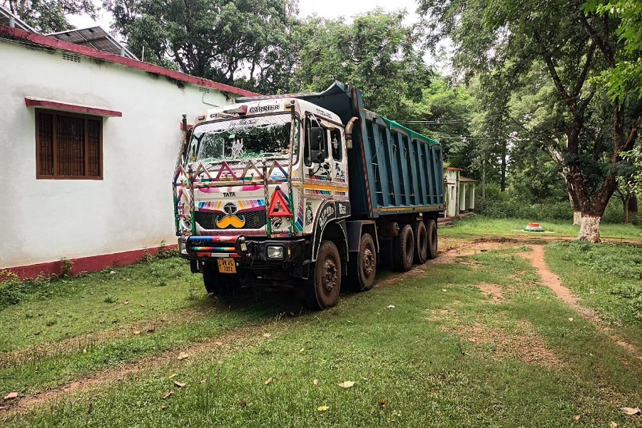 पारसनाथ वन क्षेत्र में वन विभाग की बड़ी कार्रवाई, अवैध क्वार्ट्ज पत्थर से लदा ट्रक जब्त