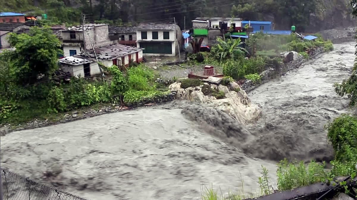 नेपाल में बाढ़ का कहर: 22 की मौत, 105 भारतीयों समेत 400 से अधिक पर्यटक लापता