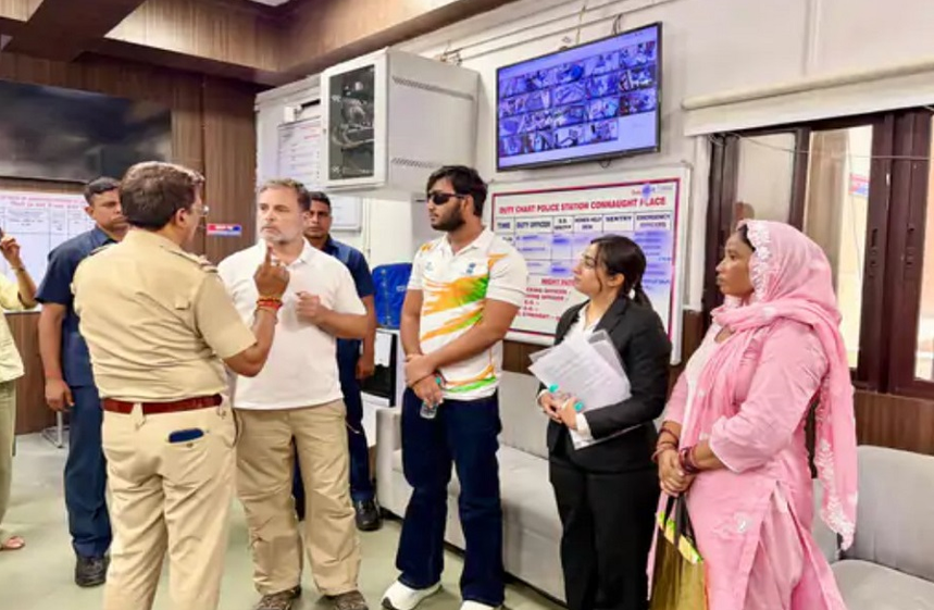 घायल छात्र साहिल के साथ थाने पहुंचे राहुल गांधी, FIR की मांग पर धरने पर बैठे
