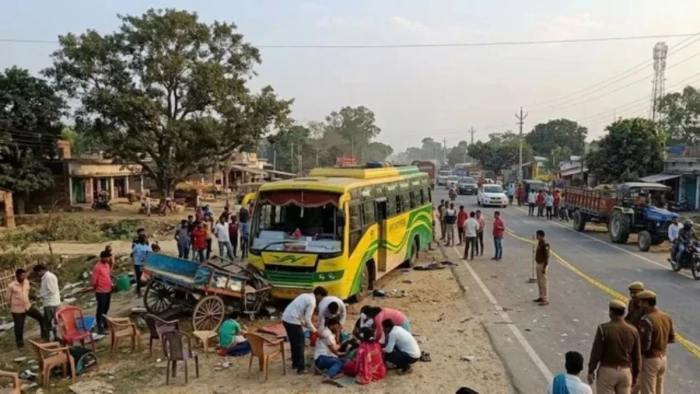बिहार के चंपारण में बड़ा हादसा, सड़क पर ऑर्केस्ट्रा देख रहे लोगों को बस ने रौंदा, 5 की दर्दनाक मौत