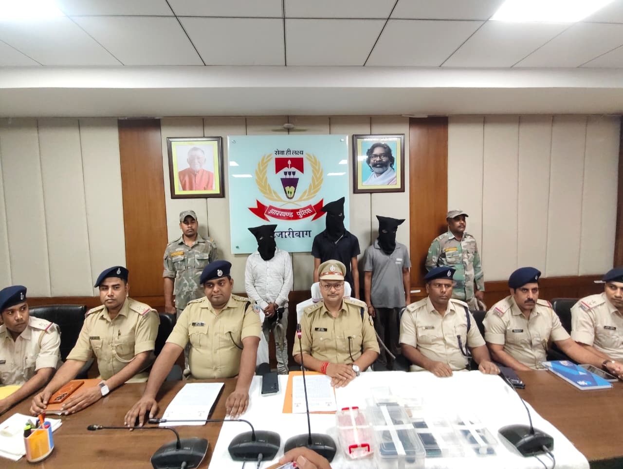 प्रिंस खान गैंग पर पुलिस का शिकंजा, चार आरोपी गिरफ्तार; हथियार और बम बरामद