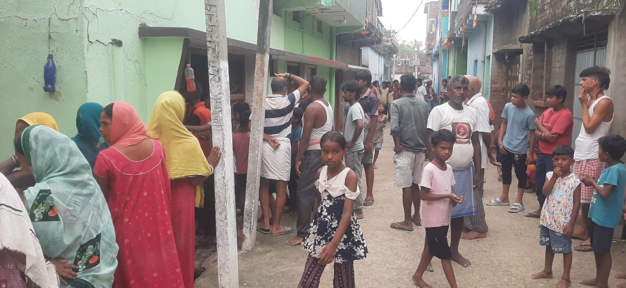 11 हजार वोल्ट का हाईटेंशन तार की चपेट में आने से मुंगेर में चाचा – भतीजे की मौत, बोल बम जानें की खुशियां मातम में बदली
