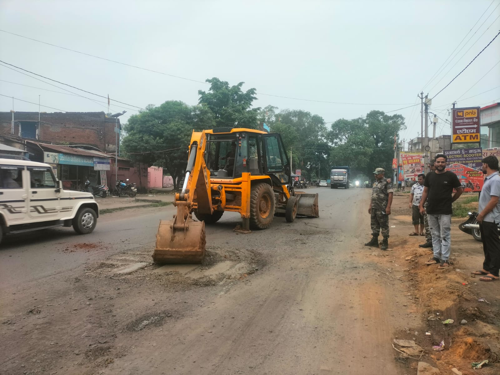 थाना प्रभारी अनुभव सिन्हा ने निजी खर्च से एनएच-22 के गड्ढों की कराई मरम्मत