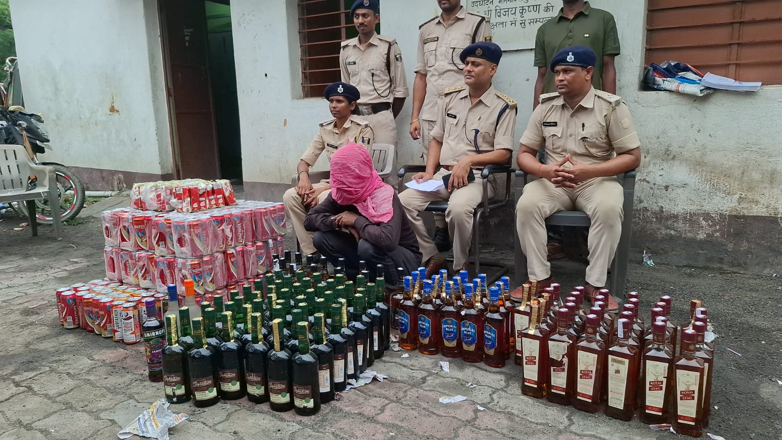 बाढ़ में मद्य निषेध विभाग की बड़ी कार्रवाई, 340 लीटर शराब के साथ एक तस्कर गिरफ्तार