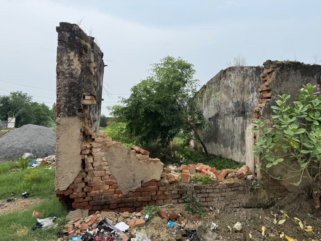 जन्माष्टमी महोत्सव से पूर्व जर्जर भवन हटाने की मांग, अनहोनी रोकने के लिए प्रशासन से पहल की अपील