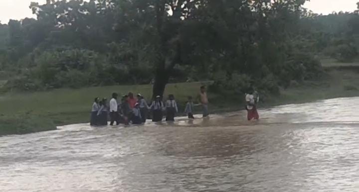 पानी के तेज बहाव में फंसे स्कूली बच्चे, ग्रामीणों ने तत्परता दिखाकर श्रुक्षित पहुंचाया उनके घर