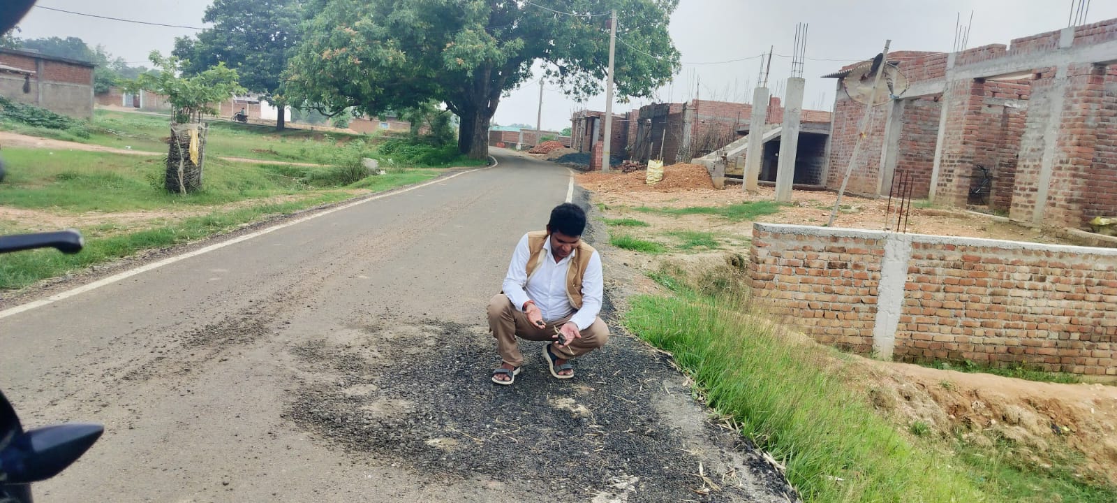 जालखरीयोडीह–टोलाटांड़ सड़क निर्माण में अनियमितता, कुछ ही दिनों में उखड़ने लगी सड़क