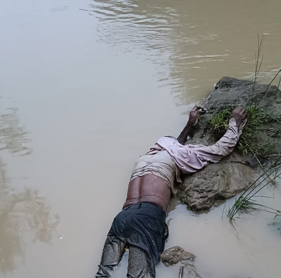 बाढ़ में बहने से अधेड़ की मौत, गांव में मातम