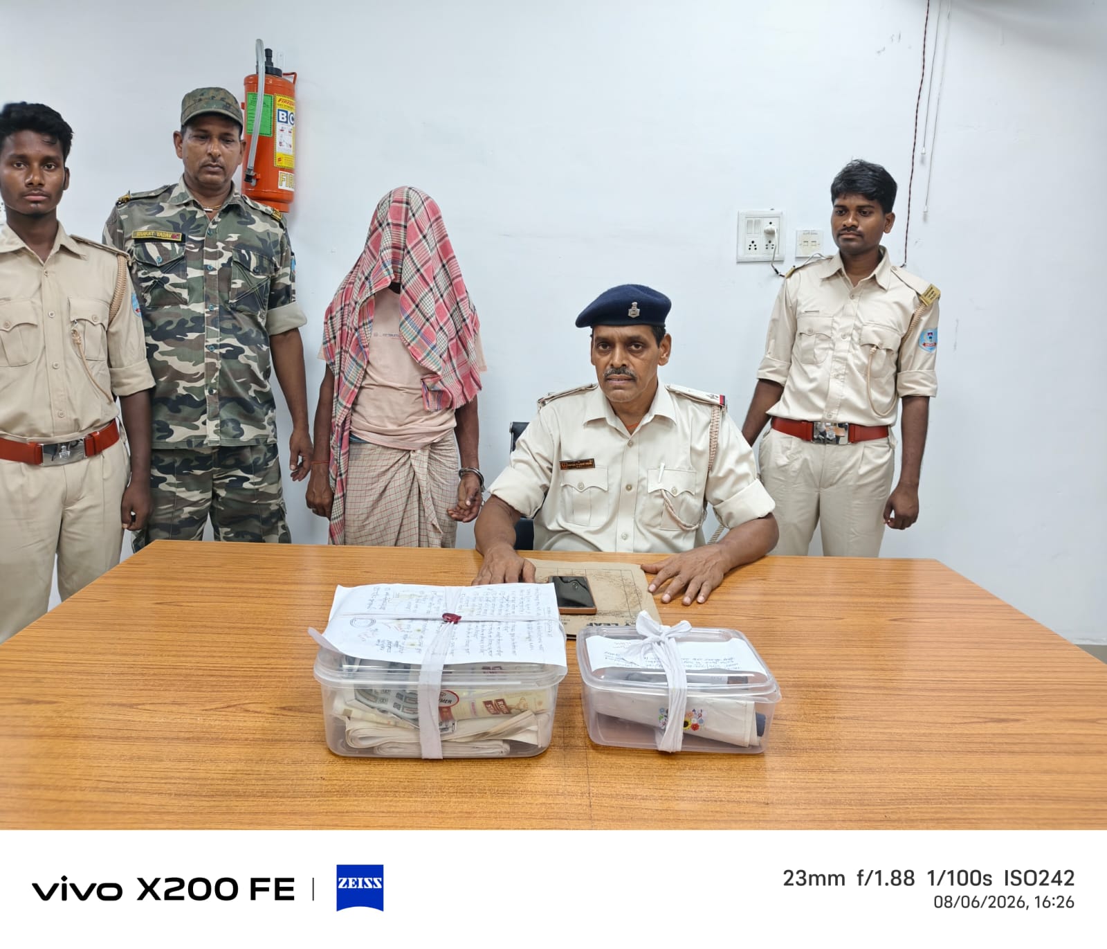 लिट्टीपाड़ा में नकली विदेशी शराब का खुलासा, एक गिरफ्तार; भारी मात्रा में सामग्री जब्त