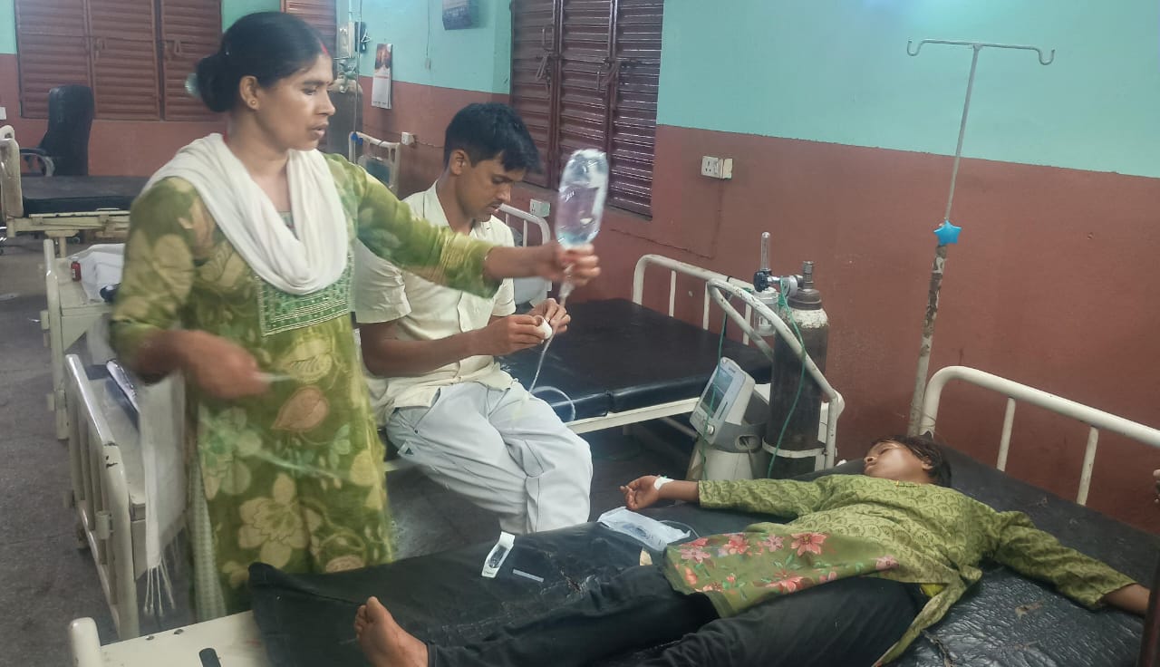 खेत में काम कर रहे तीन लोगों को सांप ने डसा, हालत गंभीर