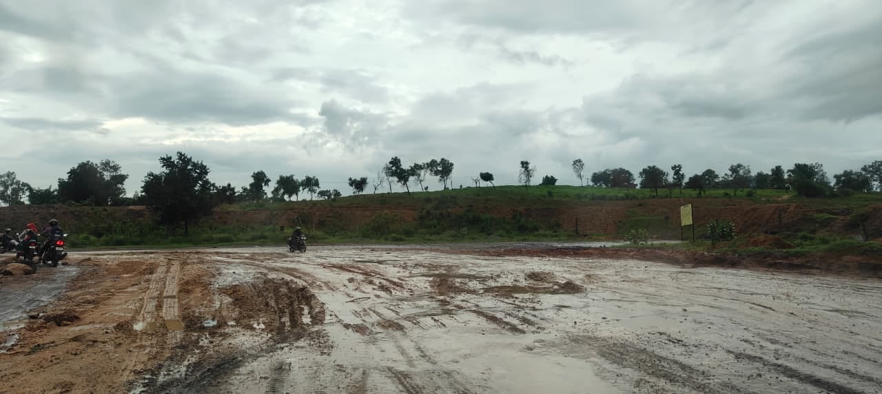 टंडवा में कोयला परिवहन से बिगड़ी सड़कों की हालत, ओबी डालने से बढ़ी ग्रामीणों की परेशानी