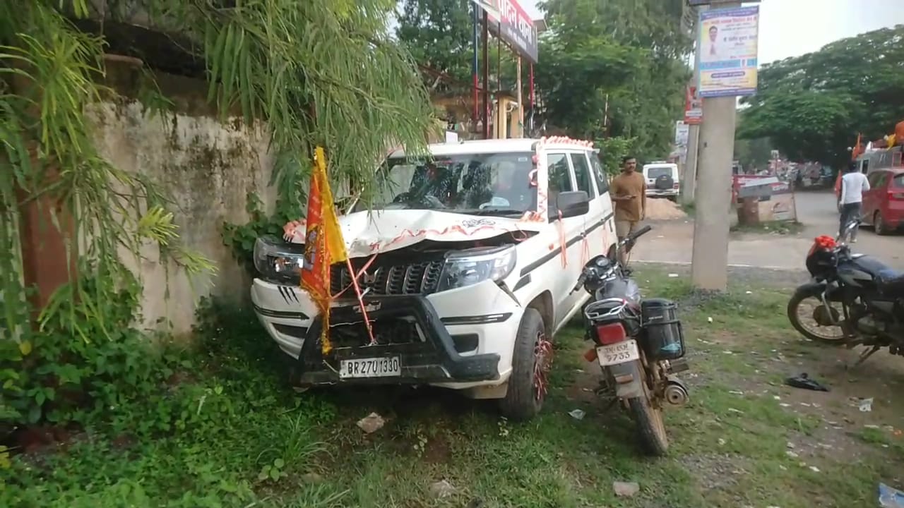 कांवरियों से भरी बोलेरो ताड़ के पेड़ से टकराई, तीन घायल