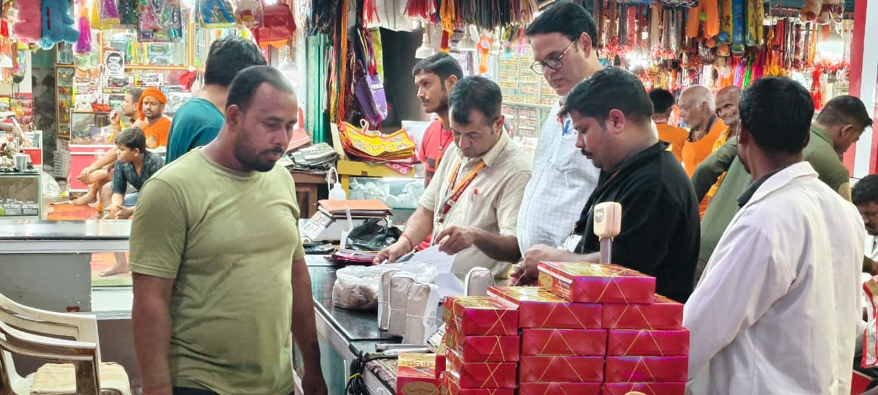 देवघर में खाद्य सुरक्षा विभाग की बड़ी कार्रवाई, 72.5 किलो असुरक्षित खाद्य सामग्री नष्ट