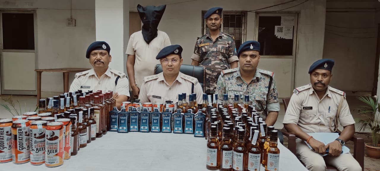 बरमसिया में अवैध शराब के खिलाफ पुलिस की कार्रवाई, 134 बोतल शराब-बीयर जब्त