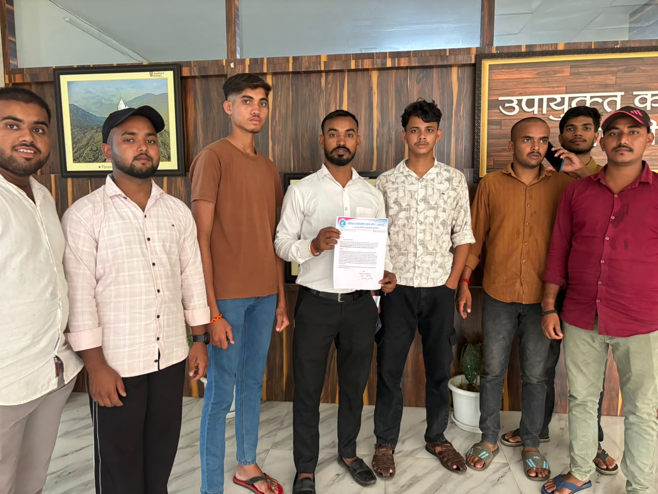 गिरिडीह: बिना रसीद ₹300 वसूलने पर भड़के छात्र, केके वर्मा इवनिंग कॉलेज में प्रबंधन के खिलाफ प्रदर्शन