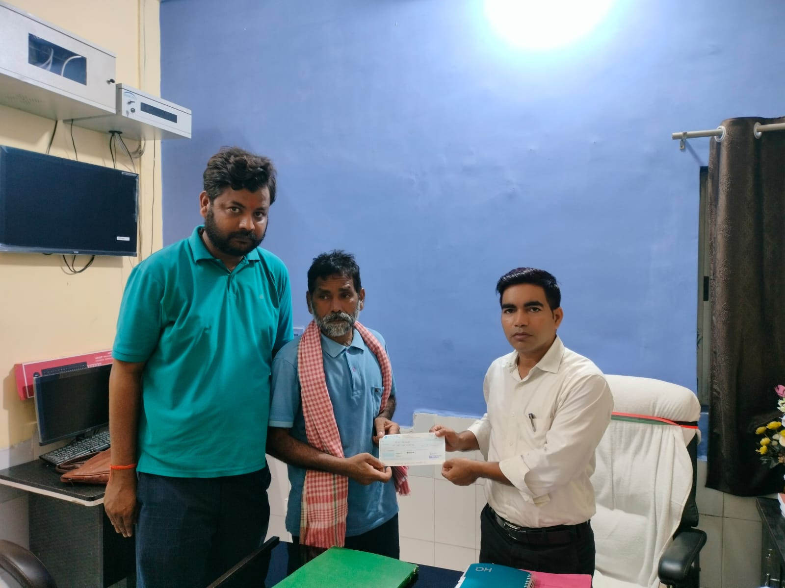 सड़क दुर्घटना में हुई युवक की मौत पर अंचल अधिकारी ने₹400000 का मुआवजा राशि पीड़ित परिवार को कराया उपलब्ध