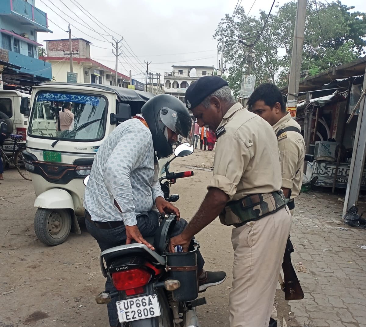 ओबरा पुलिस द्वारा चलाई जा रही है वाहन जांच अभियान