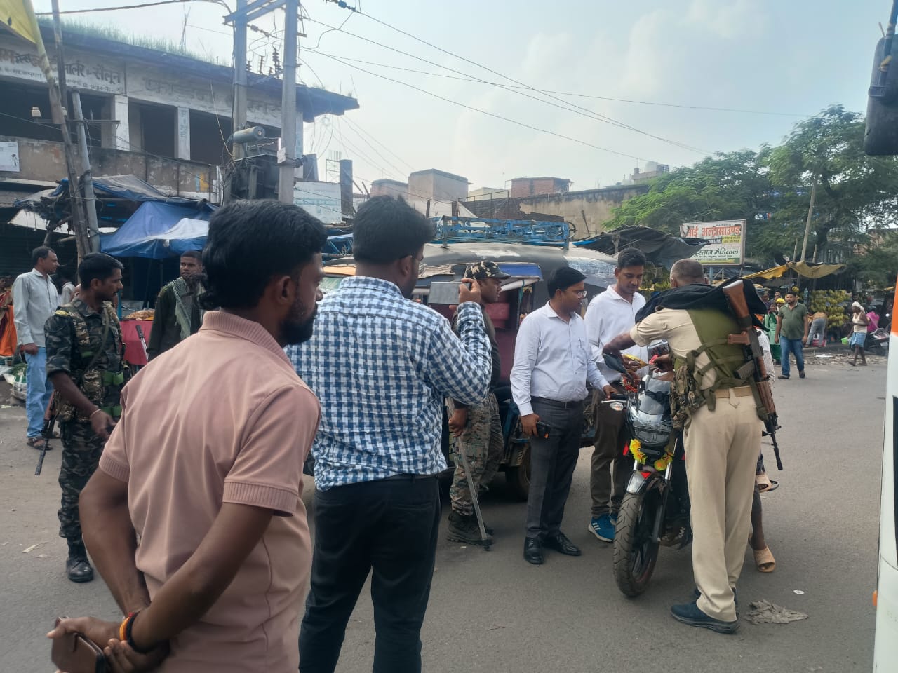डीटीओ ने बालूमाथ में चलाया वाहन जांच अभियान