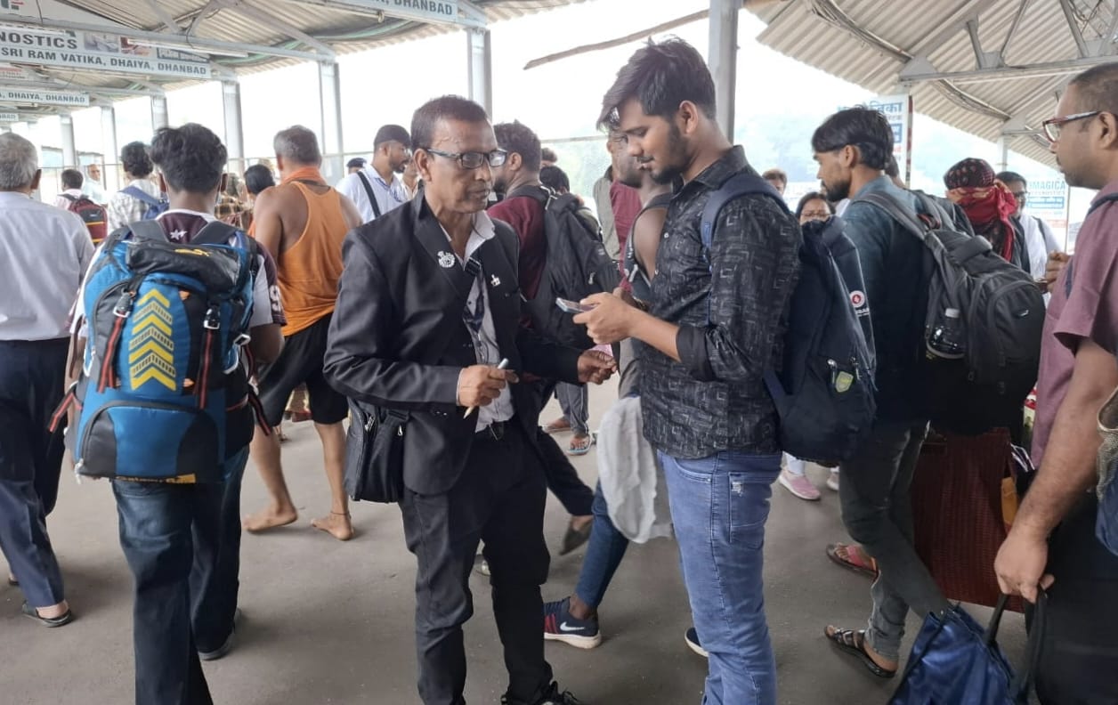धनबाद स्टेशन पर चलाया गया मजिस्ट्रेट टिकट चेकिंग अभियान, 48 यात्री पकड़े गये