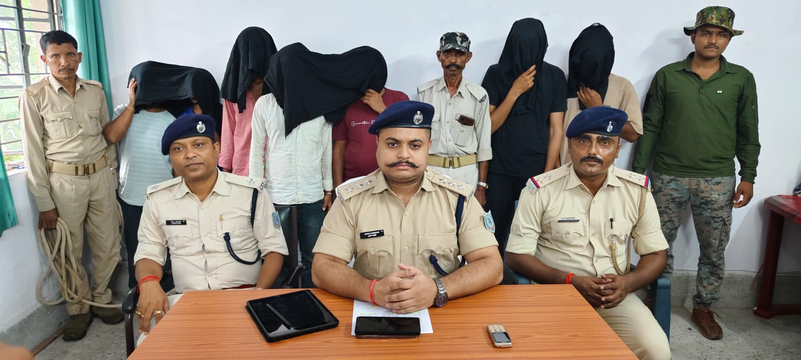 चतरा के ईटखोरी में पुलिस की बड़ी कार्रवाई: चांदनी होटल में सेक्स रैकेट का भंडाफोड़, 5 महिलाओं समेत 12 गिरफ्तार