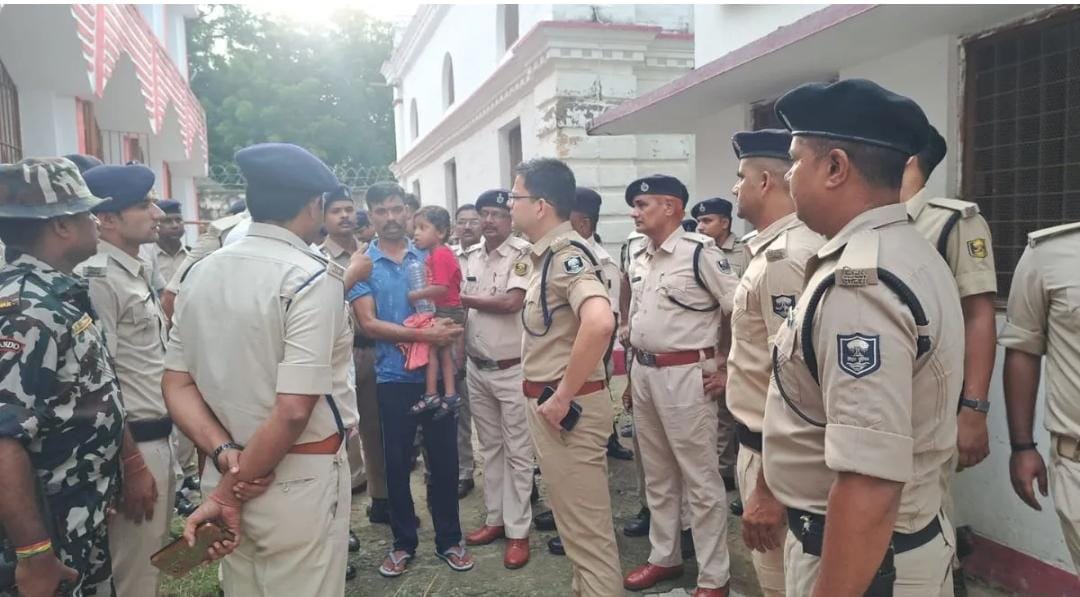 दारोगा हत्याकांड में पुरा परिवार दोषी करार, कैदी वाहन में ले जाते समय सिपाही पर हमला; दो पुलिसकर्मी घायल