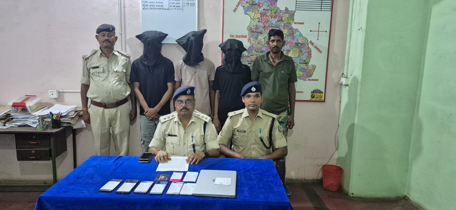 गिरिडीह : तीन साइबर अपराधी गिरफ्तार, सिमकार्ड और लैपटॉप बरामद