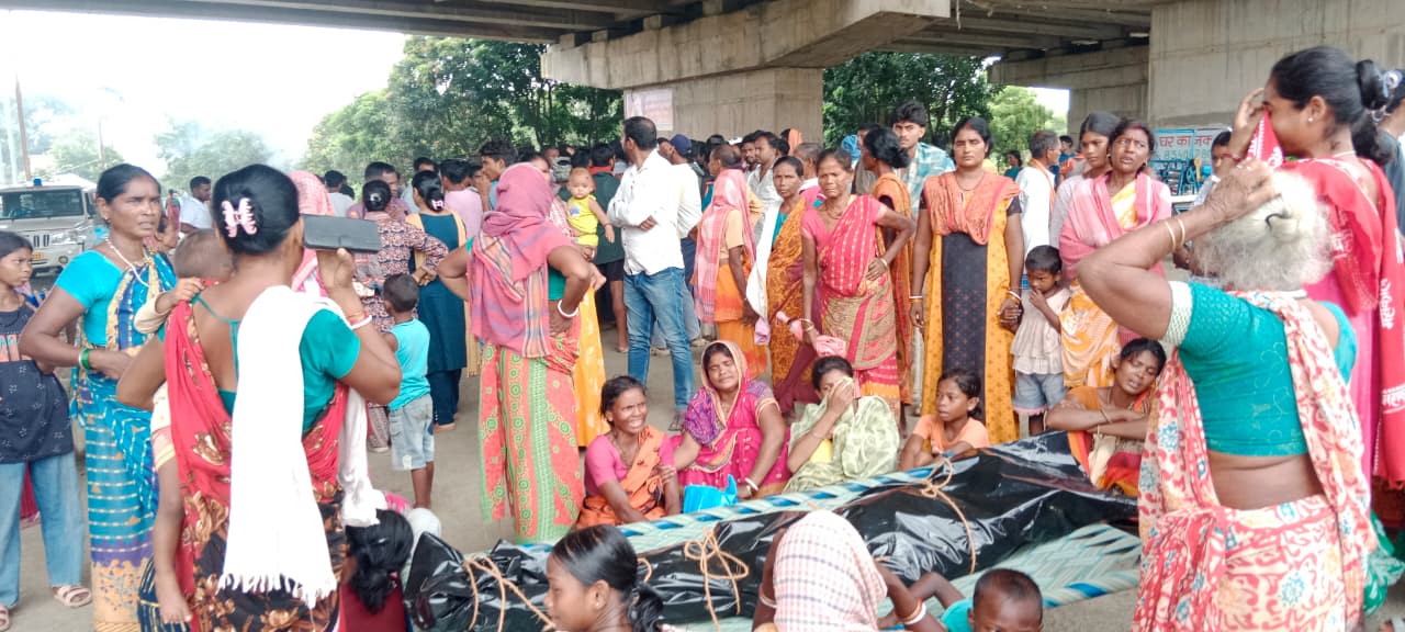सड़क हादसे में युवक की मौत के बाद भड़का आक्रोश, ग्रामीणों ने राजमहल-तीनपहाड़ मुख्य मार्ग किया जाम