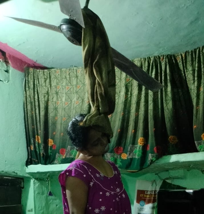 नौवागढ़ी में पंखे से लटका मिला रेलकर्मी की पत्नी का शव, दहेज पताङना एवं हत्या के आरोप में पति गिरफ्तार