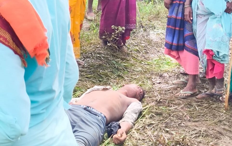 उपरलीटोला में मक्का के खेत में एक युवक का मिला शव, बिजली करंट से मौत का आशंका