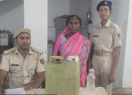 15 लीटर देसी महुआ शराब के साथ एक महिला शराब कारोबारी गिरफ्तार
