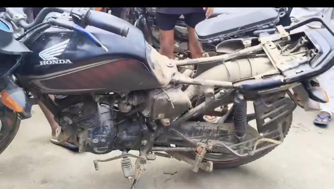 हंटरगंज बाजार में बाइक की सीट के नीचे छिपा था सांप, मची अफरा-तफरी