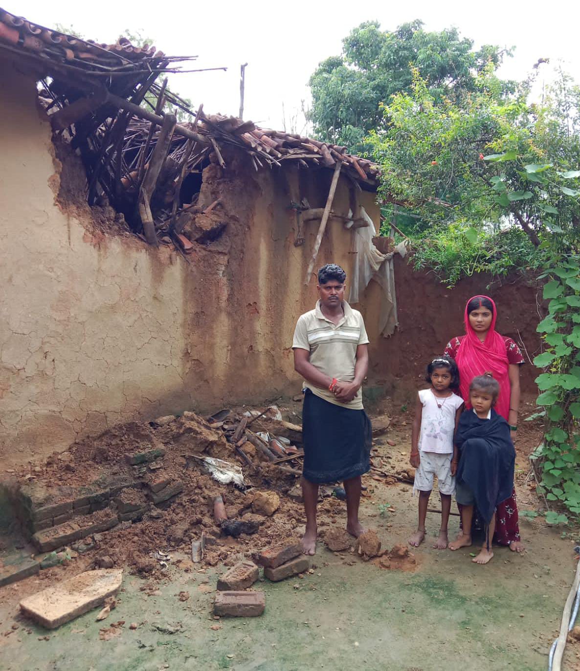 मूसलाधार बारिश में भरभराकर गिरा मिट्टी का घर, पीड़ित ने की मुआवजे की मांग