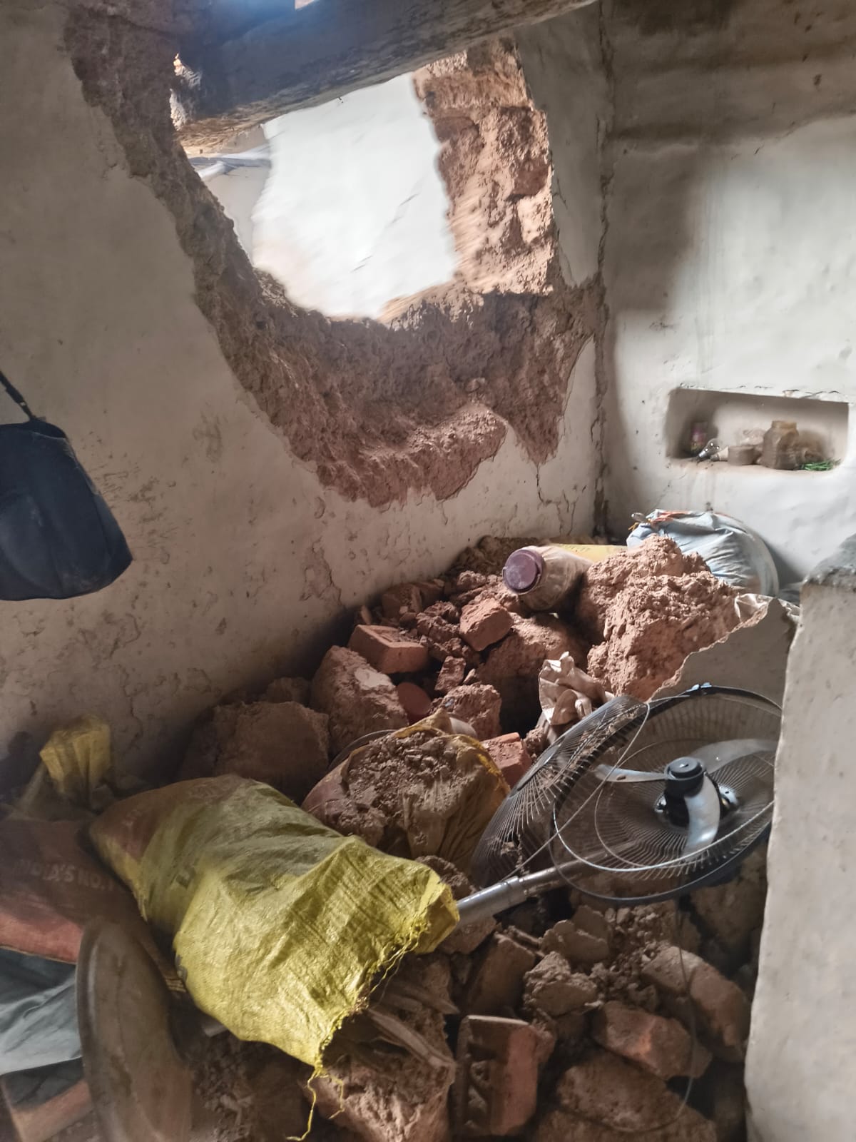 जंगली हाथियों का उत्पात जारी, दो घर ध्वस्त कर अनाज किया चट
