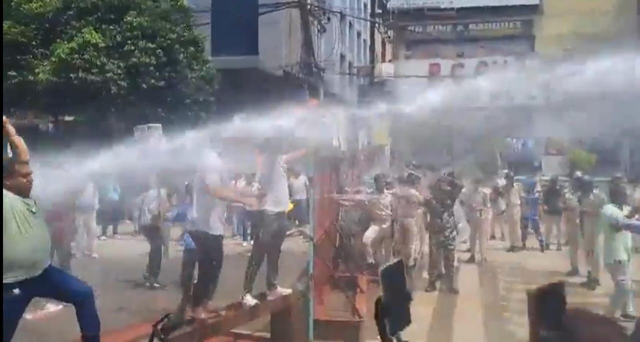 सरकारी नौकरी की मांग पर पटना में छात्रों का हंगामा, बैरिकेडिंग तोड़ी; वाटर कैनन से रोका गया मार्च