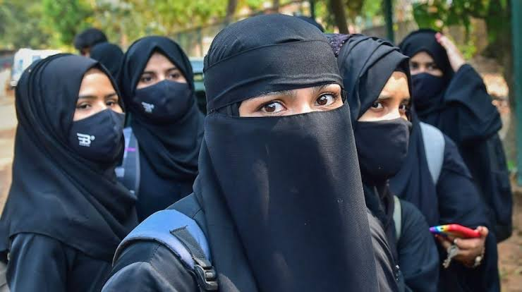 स्कूल यूनिफॉर्म में हिजाब की मांग खारिज, हाईकोर्ट ने कहा- धार्मिक अधिकार का दावा पर्याप्त नहीं