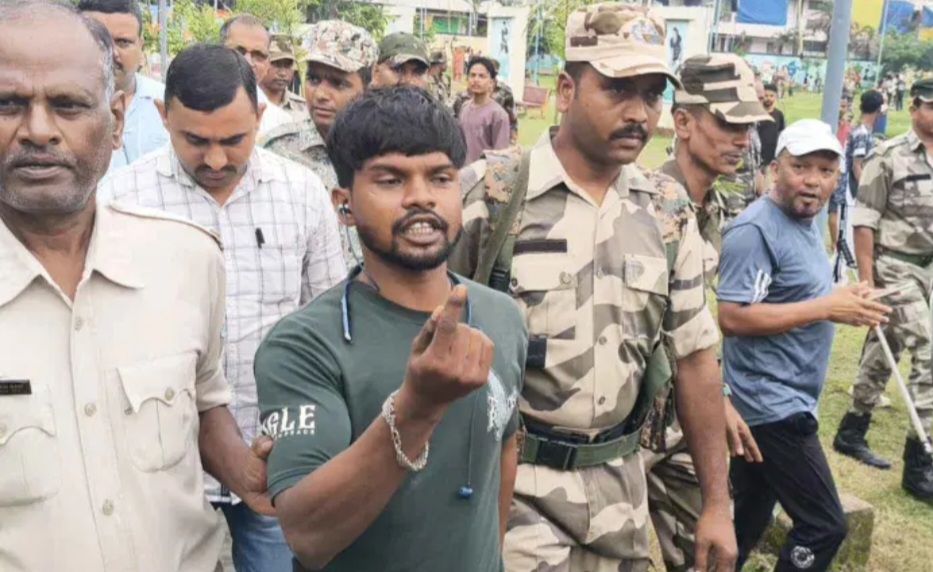 आठ घंटे की मशक्कत के बाद मोबाइल टावर से उतरा युवक, पुलिस ने पूछताछ के लिए लिया हिरासत में