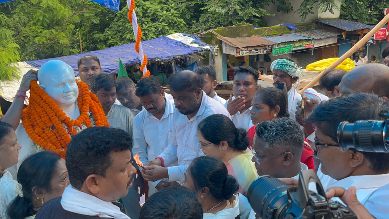 रामदास सोरेन की पहली पुण्यतिथि पर प्रतिमा का अनावरण, नेताओं ने दी श्रद्धांजलि