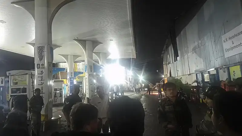 कोकर में पेट्रोल पंप का एग्जॉस्ट फैन फटा, धमाके से दुकानों और मकानों के शीशे टूटे