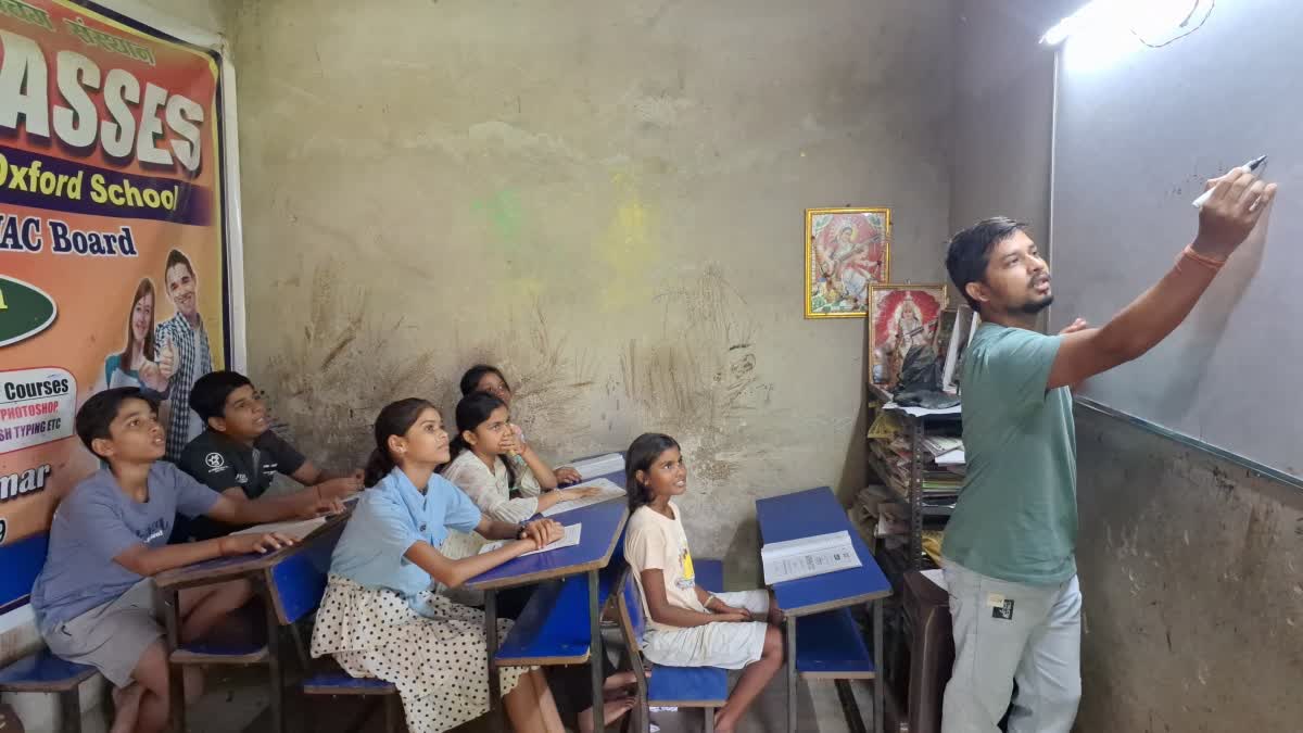 गरीब बच्चों के लिए मसीहा बने सतीश कुमार, मुफ्त पढ़ाई से 200 से ज्यादा ने पास की मैट्रिक