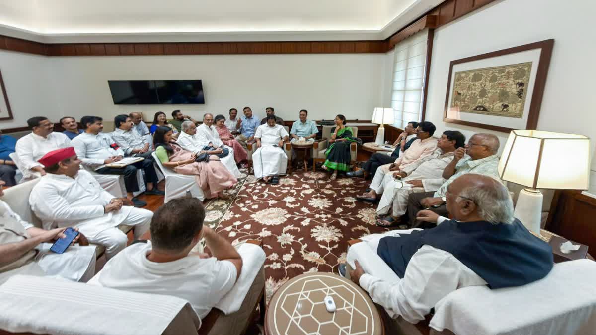 चुनाव आयोग पर घमासान: दिल्ली में आज इंडिया ब्लॉक की बैठक, SIR और CEC ज्ञानेश कुमार पर बनेगी रणनीति