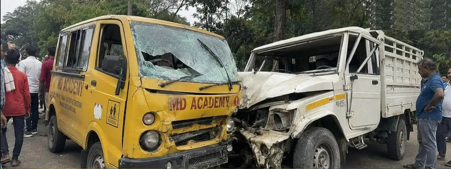 स्कूली बच्चों से भरी मैजिक और पिकअप में भिड़ंत, एक छात्रा की मौत, चार गंभीर