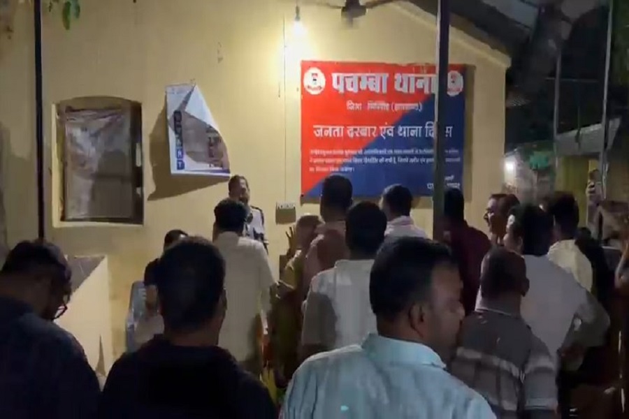 छेड़खानी की शिकायत पर पचंबा थाना में देर रात हंगामा, दो पक्षों में भिड़ंत के बाद पुलिस ने संभाला मोर्चा