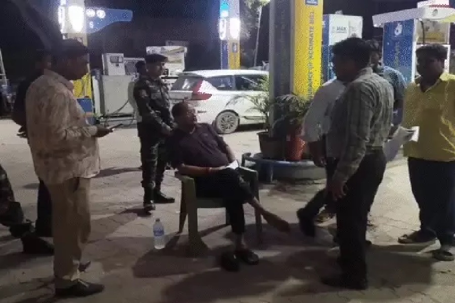 आधी रात NH-139 पर उतरे वित्त मंत्री, चार ट्रकों पर कार्रवाई; खंगाले गए दस्तावेज