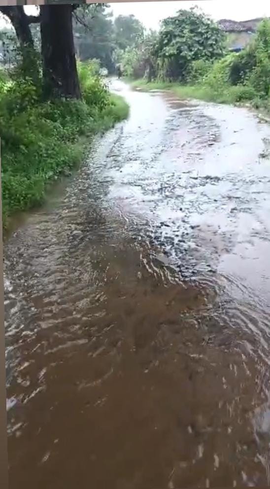 नाली के अभाव में सड़क पर बह रहा गंदा पानी, टूटने लगी सीसी रोड