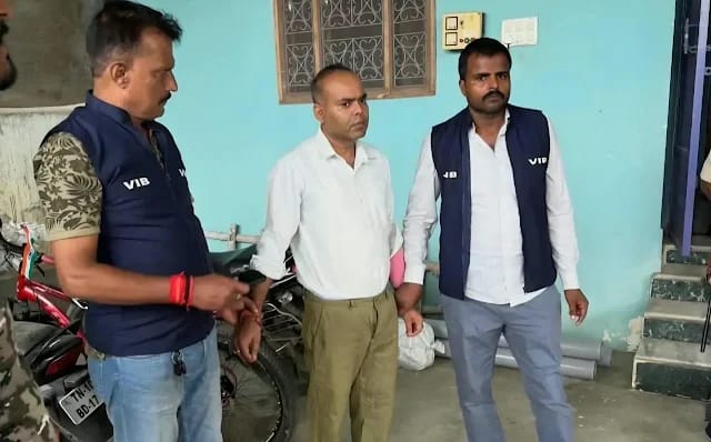 शाम में कड़क मिजाज बिडीओ से धक्का मुक्की, सुबह होते ही 75 हजार रुपए घूस लेते बिडीओ गिरफ्तार