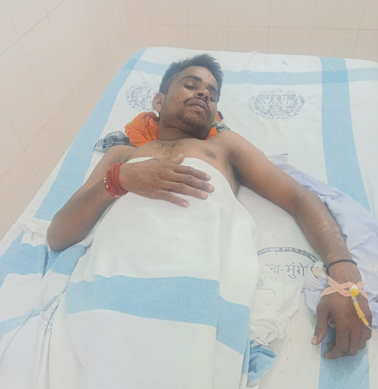मुंगेर में पिस्तौल की नोक पर युवक से बाइक, मोबाइल और 21 हजार रुपये की लूट, अपहरण का प्रयास