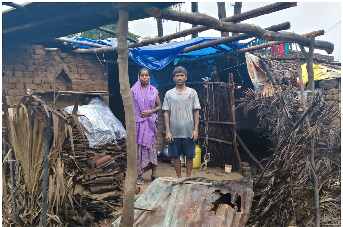 छतरपुर में मूसलाधार बारिश से गरीब की झोपड़ी ढही, डेढ़ साल से आवास का इंतजार कर रहा पीड़ित परिवार